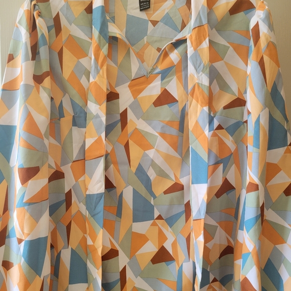 Beautiful geometric colorful blouse! - Picture 3 of 4